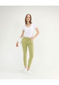 Unisono - Zielone zwężane jeansy. Kolor: zielony. Materiał: jeans. Wzór: gładki. Styl: klasyczny #3