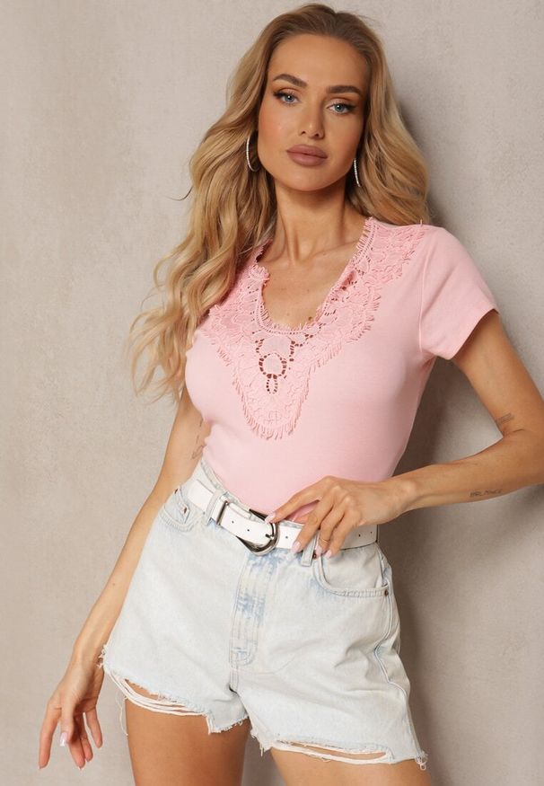 Renee - Jasnoróżowy T-shirt z Bawełny z Krótkim Rękawem i Ozdobną Koronką przy Dekolcie Comelina. Okazja: do pracy, na co dzień. Kolor: różowy. Materiał: bawełna, koronka. Długość rękawa: krótki rękaw. Długość: krótkie. Wzór: koronka. Styl: klasyczny, casual