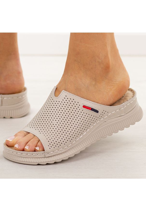 Beżowe skórzane klapki damskie Jezzi 18-42. Okazja: na co dzień. Kolor: beżowy. Materiał: skóra. Sezon: lato, wiosna. Styl: elegancki, casual