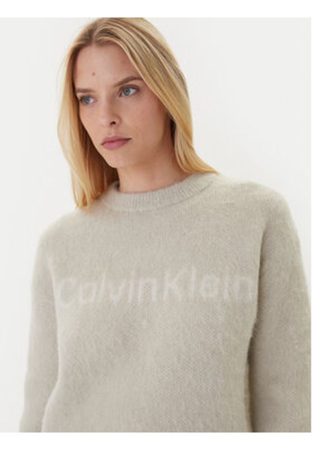 Calvin Klein Sweter LV044D359G Beżowy Relaxed Fit. Kolor: beżowy. Materiał: syntetyk