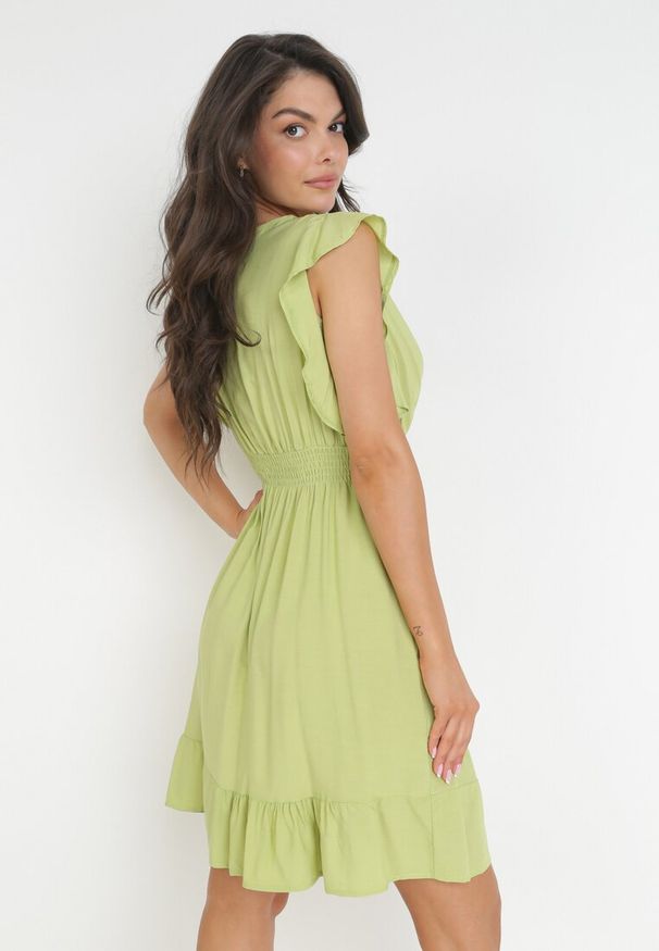 Born2be - Zielona Rozkloszowana Wiskozowa Sukienka Mini z Ozdobnymi Falbankami Onera. Typ kołnierza: kołnierz z falbankami. Kolor: zielony. Materiał: wiskoza. Wzór: aplikacja. Typ sukienki: kopertowe. Długość: mini