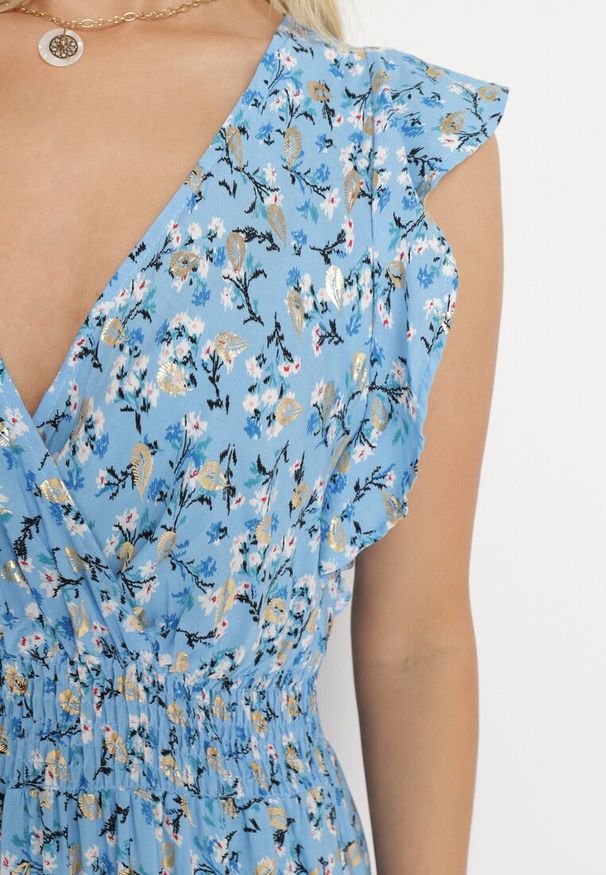 Born2be - Niebieska Wiskozowa Sukienka z Gumką w Talii z Kopertowym Dekoltem i Falbankami Voaladia. Okazja: na spacer, na co dzień. Typ kołnierza: kołnierz z falbankami. Kolor: niebieski. Materiał: wiskoza. Typ sukienki: kopertowe. Styl: casual