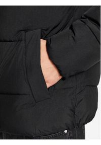 Calvin Klein Jeans Kurtka puchowa Essentials J30J323708 Czarny Regular Fit. Kolor: czarny. Materiał: puch, syntetyk