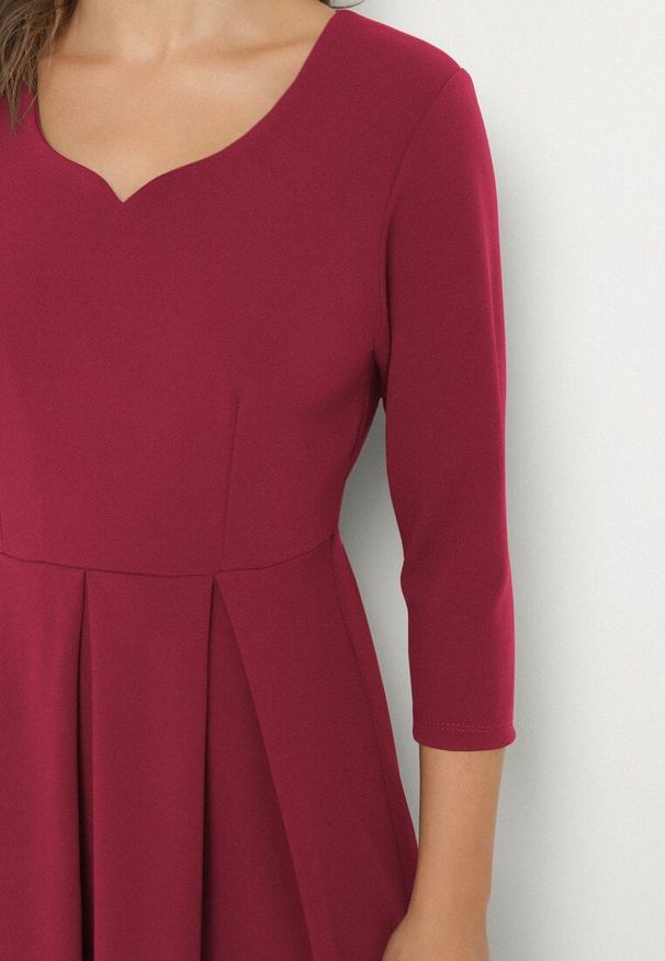 Born2be - Ciemnoróżowa Rozkloszowana Sukienka z Rękawem 3/4 Nomiel. Typ kołnierza: dekolt w kształcie V. Kolor: różowy. Typ sukienki: rozkloszowane. Styl: klasyczny, elegancki