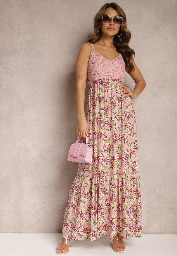 Renee - Różowa Rozkloszowana Sukienka Maxi z Wiskozy w Kwiatowy Print na Ramiączkach Roisintia. Kolor: różowy. Materiał: wiskoza. Długość rękawa: na ramiączkach. Wzór: kwiaty, nadruk. Długość: maxi