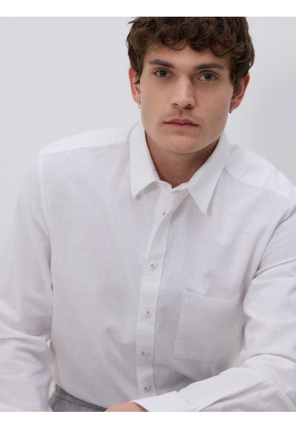 Reserved - Koszula regular z dodatkiem lnu - biały. Kolor: biały. Materiał: len