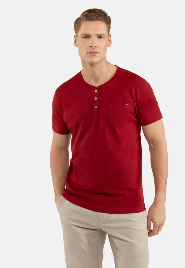 Volcano - T-shirt z rozpinanym dekoltem T-HUBRIS. Kolekcja: plus size. Kolor: czerwony. Materiał: materiał, bawełna. Długość rękawa: krótki rękaw. Długość: krótkie. Wzór: aplikacja. Styl: klasyczny
