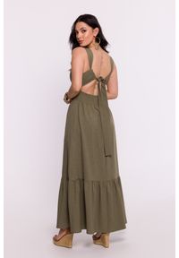 BeWear - Długa sukienka z odkrytymi plecami i falbaną zielona. Kolor: zielony. Sezon: lato, wiosna. Długość: maxi
