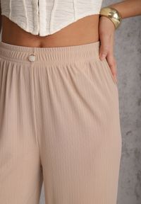 Renee - Beżowe Szerokie Spodnie High Waist z Prążkowanej Tkaniny z Ozdobnym Guzikiem Dalifa. Stan: podwyższony. Kolekcja: plus size. Kolor: beżowy. Materiał: tkanina, prążkowany. Długość: krótkie. Styl: glamour #5