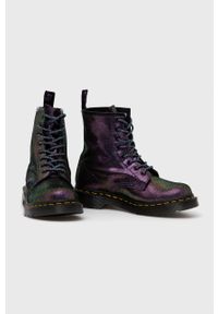 Dr. Martens Workery skórzane 1460 damskie kolor fioletowy na płaskim obcasie. Zapięcie: sznurówki. Kolor: fioletowy. Materiał: skóra. Obcas: na obcasie. Wysokość obcasa: niski #3