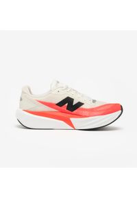 Decathlon - Buty do biegania męskie New Balance Fuelcell Rebel V5. Kolor: biały. Materiał: włókno, kauczuk, materiał. Szerokość cholewki: normalna. Sport: bieganie
