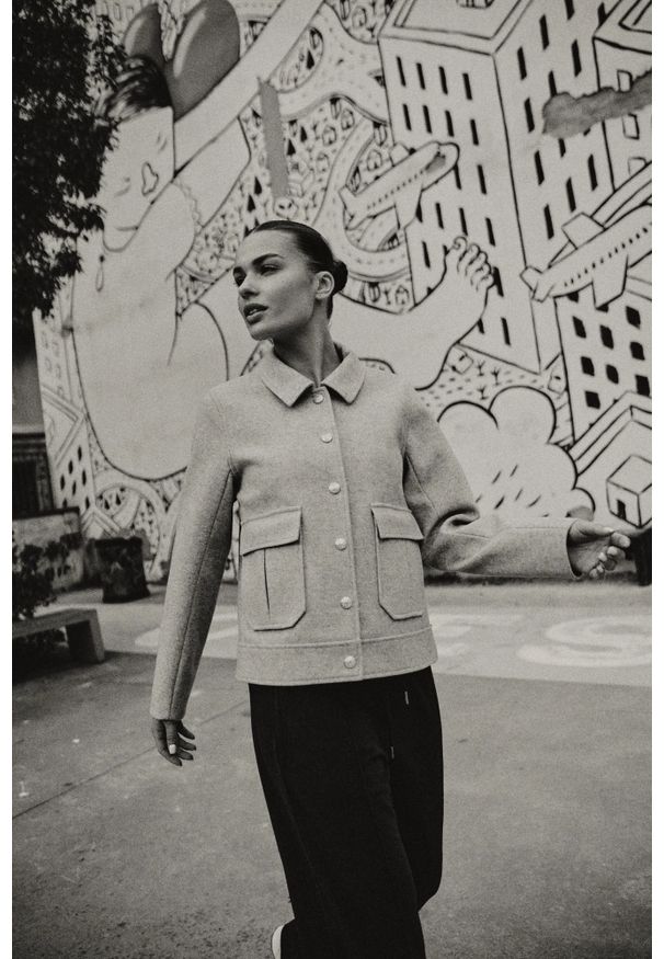 MOODO - Krótka kurtka szara. Kolor: szary. Materiał: poliester. Długość: krótkie