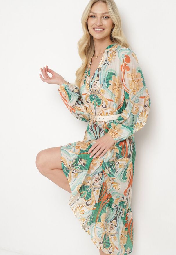 Born2be - Beżowo-Zielona Rozkloszowana Sukienka z Długim Rękawem i Falbankami Amollas. Okazja: na co dzień. Typ kołnierza: kołnierz z falbankami. Kolor: beżowy. Materiał: tkanina. Długość rękawa: długi rękaw. Wzór: aplikacja. Styl: casual, klasyczny