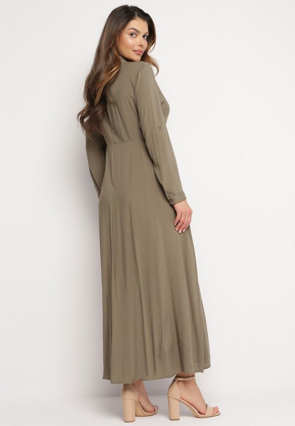 Born2be - Ciemnozielona Sukienka Controllable. Okazja: na co dzień. Kolor: zielony. Długość rękawa: długi rękaw. Typ sukienki: rozkloszowane, szmizjerki. Styl: klasyczny, casual. Długość: maxi