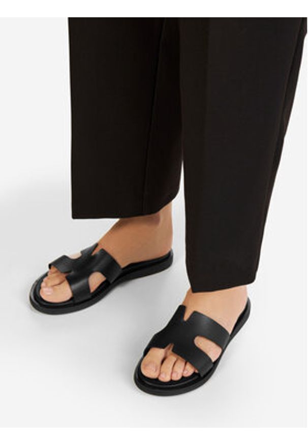 Gino Rossi Klapki ELLE-E25-27281 Czarny. Kolor: czarny. Materiał: skóra