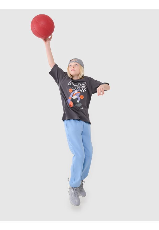 4f - 4F T-shirt oversize z nadrukiem chłopięcy - szary 122 (6-7 lat). Okazja: na co dzień. Kolor: szary. Materiał: bawełna, jersey, dzianina. Długość rękawa: krótki rękaw. Długość: krótkie. Wzór: nadruk. Sezon: lato. Styl: klasyczny, sportowy, casual