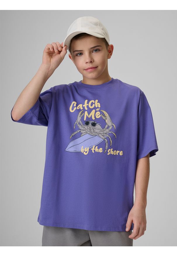 4f - 4F T-shirt loose z nadrukiem chłopięcy - fioletowy 134/140 (8-10 lat). Okazja: na co dzień. Kolor: fioletowy. Materiał: dzianina, skóra, bawełna. Wzór: nadruk. Sezon: lato. Styl: casual