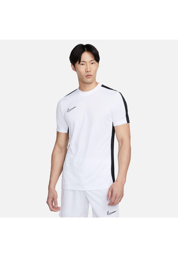 Koszulka treningowa męska Nike DF Academy 23. Kolor: biały. Materiał: poliester. Długość rękawa: krótki rękaw. Długość: krótkie. Sport: piłka nożna