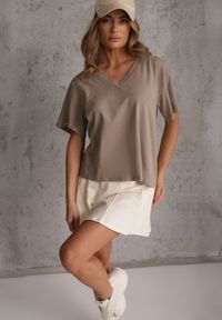 Renee - Beżowy T-shirt Bawełniany z Dekoltem w V Adozixie. Okazja: na co dzień. Kolor: beżowy. Materiał: bawełna. Styl: street, casual #3