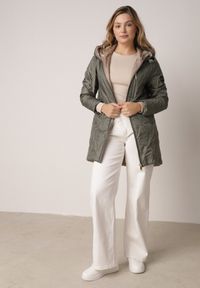 Born2be - Zielona Pikowana Kurtka Przejściowa Parka z Kapturem o Długim Kroju z Ozdobą Isaline. Okazja: na co dzień. Typ kołnierza: kaptur. Kolor: zielony. Materiał: poliester, dresówka. Długość: długie. Wzór: aplikacja. Styl: casual, klasyczny #6