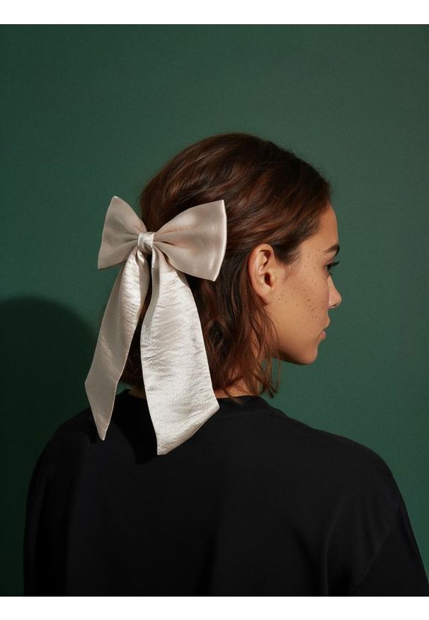Sinsay - Spinka do włosów z kokardą - kremowy. Kolor: kremowy