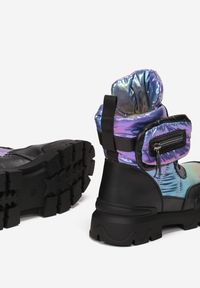 Born2be - Fioletowe Śniegowce z Saszetką na Cholewce Kuasis. Nosek buta: okrągły. Zapięcie: zamek. Kolor: fioletowy. Materiał: futro, materiał. Szerokość cholewki: normalna. Sezon: jesień, zima. Styl: klasyczny #2