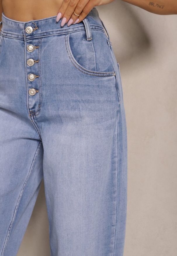 Renee - Niebieskie Jeansy Mom Fit High Waist Zapinane na Guziki Zeloiti. Stan: podwyższony. Kolor: niebieski. Styl: klasyczny, elegancki