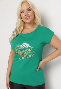 Born2be - Zielony T-shirt z Metalicznym Złotym Nadrukiem Slay Khaji. Okazja: na co dzień. Kolor: zielony. Wzór: nadruk. Styl: casual #1