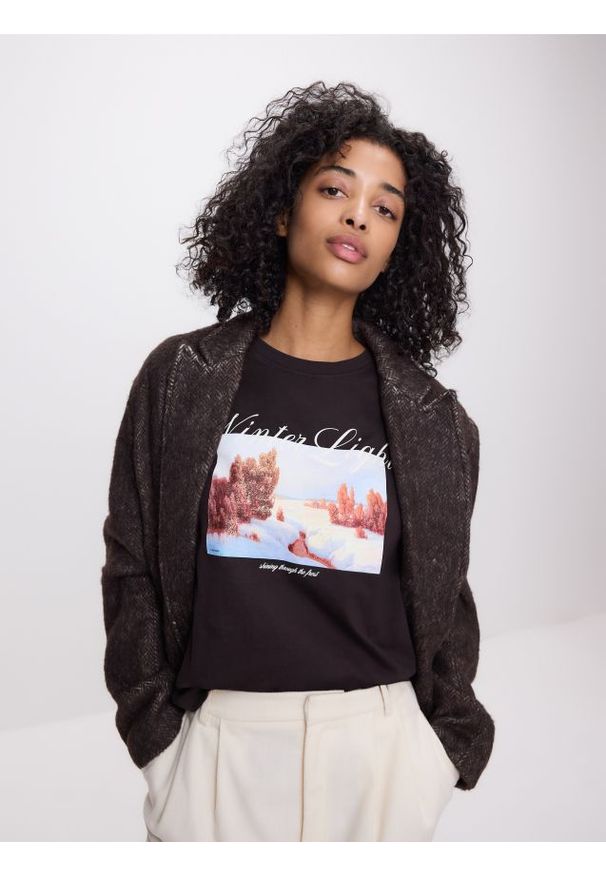 Reserved - Bawełniany t-shirt z nadrukiem - ciemnobrązowy. Kolor: brązowy. Materiał: bawełna. Wzór: nadruk