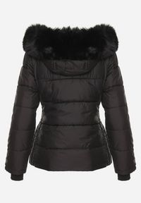 Born2be - Czarna Pikowana Kurtka z Kapturem i Futerkiem ze Ściągaczami przy Rękawach Sintania. Okazja: na co dzień, do pracy, na spacer. Typ kołnierza: kaptur. Kolor: czarny. Materiał: futro. Styl: casual, elegancki #6