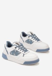 Renee - Biało-Niebieskie Sneakersy na Prążkowanej Podeszwie Zdobione Jeansowymi Detalami Miraga. Kolor: biały. Materiał: prążkowany, jeans. Wzór: aplikacja