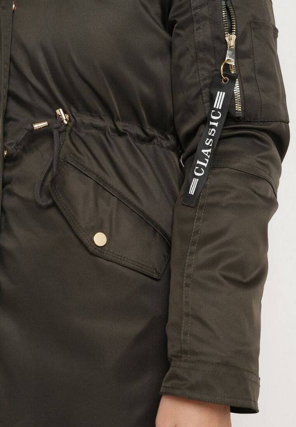 Born2be - Zielono-Beżowa Kurtka Parka z Futerkowym Odpinanym Zdobieniem przy Kapturze Inellae. Okazja: na co dzień. Kolor: zielony. Materiał: dzianina, jeans, futro. Wzór: aplikacja. Styl: casual, elegancki, klasyczny