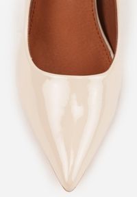 Renee - Jasnobeżowe Szpilki Vices z Lakierowanym Połyskiem i Skórzaną Wkładką Irdlie. Okazja: na randkę, na spotkanie biznesowe, do pracy. Kolor: beżowy. Materiał: skóra, lakier. Wzór: ażurowy. Obcas: na szpilce. Styl: biznesowy, elegancki, klasyczny. Wysokość obcasa: średni #2