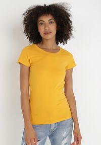 Born2be - Żółty T-shirt Gathanthei. Okazja: na co dzień, do domu. Kolor: żółty. Materiał: dresówka, bawełna, dzianina, jeans. Długość rękawa: krótki rękaw. Długość: krótkie. Wzór: gładki. Styl: sportowy, klasyczny, casual #6