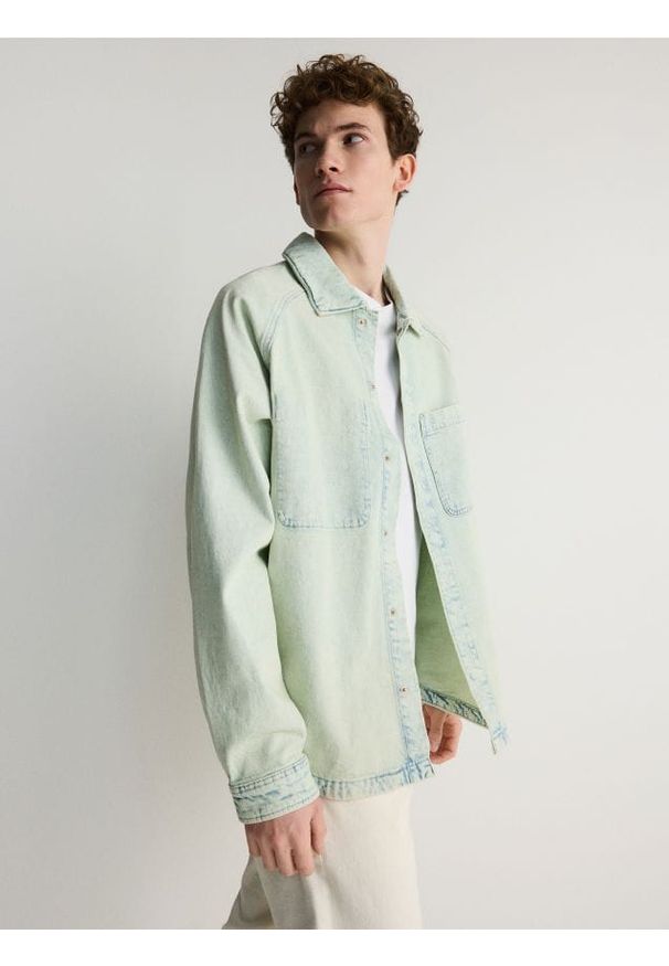 Reserved - Denimowa koszula comfort fit - jasnozielony. Kolor: zielony. Materiał: denim