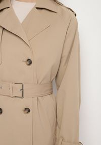 Born2be - Ciemnobeżowy Płaszcz Dwurzędowy Trencz Ozdobiony Paskiem i Pagonami Malwissa. Okazja: na co dzień. Kolor: beżowy. Materiał: jeans. Wzór: aplikacja. Sezon: wiosna, jesień. Styl: casual, elegancki #6