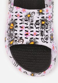 Born2be - Czarne Klapki Basenowe w Kwiatowy Wzór z Perforacją Pertumal. Okazja: na co dzień, na spacer. Kolor: czarny. Materiał: dzianina, jeans, dresówka. Wzór: kwiaty. Sezon: lato. Styl: wakacyjny, casual, elegancki #2