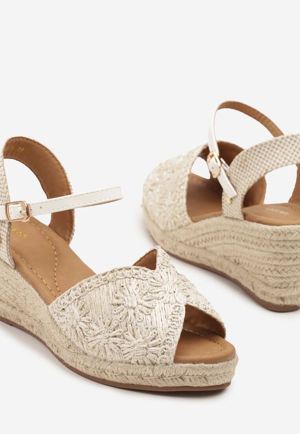 Renee - Beżowo-Białe Sandały na Plecionym Koturnie Vices w Stylu Boho Fililuna. Okazja: na co dzień. Zapięcie: sprzączka. Kolor: beżowy. Wzór: aplikacja. Obcas: na koturnie. Styl: boho