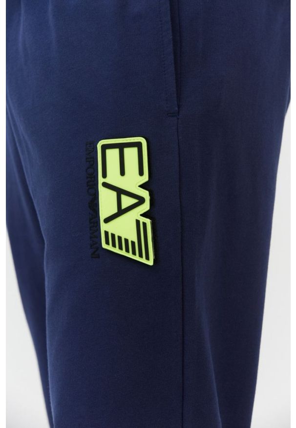 EA7 Emporio Armani - EA7 Granatowe spodnie męskie z wymiennym logo. Kolor: niebieski. Materiał: bawełna. Wzór: aplikacja