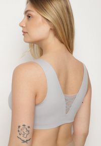 Born2be - Szary Biustonosz Sportowy z Siateczką i Gorsetowym Zdobieniem Saliatessa. Kolor: szary. Rodzaj stanika: wyciągane miseczki. Wzór: aplikacja #6