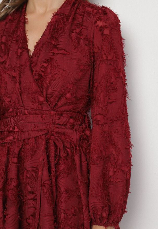 Born2be - Bordowa Sukienka z Ozdobnymi Niteczkami i Marszczeniem Forenamia. Okazja: na co dzień. Kolor: czerwony. Wzór: aplikacja. Typ sukienki: kopertowe. Styl: casual