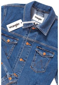 Wrangler - KURTKA JEANSOWA WRANGLER REGULAR JACKET MIDSTONE W44323091 112128853. Typ kołnierza: kaptur. Materiał: jeans. Wzór: aplikacja, nadruk. Sezon: jesień, lato. Styl: klasyczny, elegancki #7