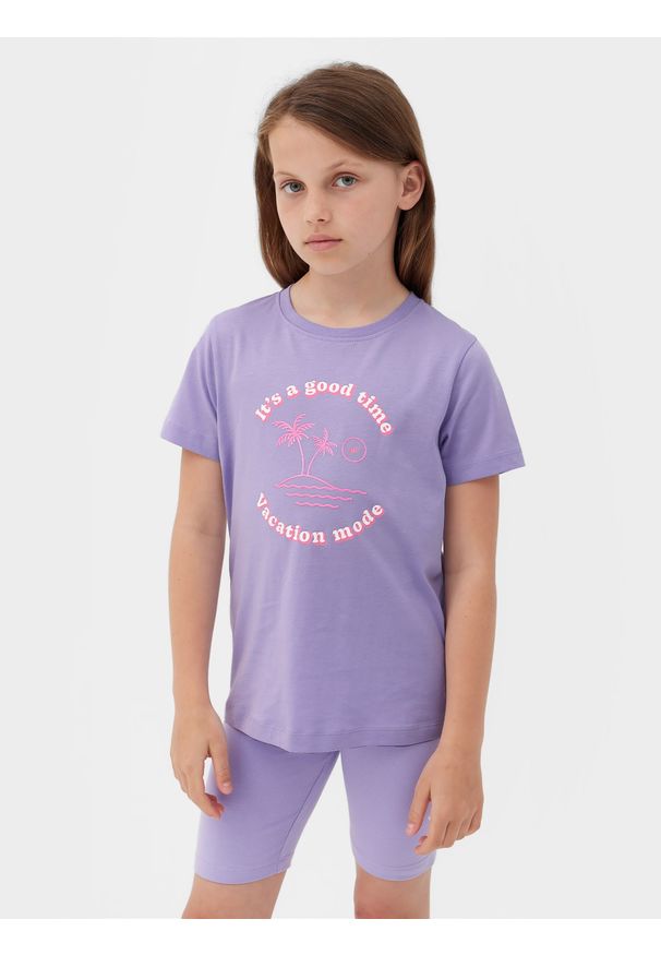 4f - T-shirt z nadrukiem dziewczęcy - fioletowy. Kolor: fioletowy. Materiał: bawełna. Długość rękawa: krótki rękaw. Wzór: nadruk
