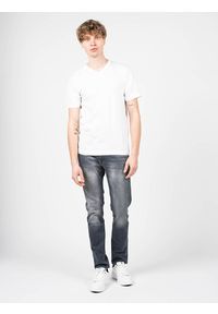 Pepe Jeans T-Shirt "2-Pack Aiden" | PM503655 | Mężczyzna | Biały. Okazja: na co dzień. Typ kołnierza: dekolt w kształcie V. Kolor: biały. Materiał: bawełna. Wzór: aplikacja. Styl: casual #1