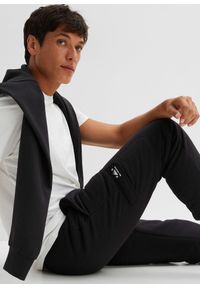 bonprix - Spodnie sportowe ocieplane z kieszeniami z boku nogawki, na podszewce z polaru baranka. Kolor: czarny. Materiał: polar. Styl: sportowy #3