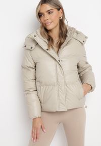 Born2be - Beżowa Kurtka Pikowana z Kapturem i Ściągaczem Harco. Typ kołnierza: kaptur. Kolor: beżowy. Wzór: aplikacja. Styl: elegancki #3