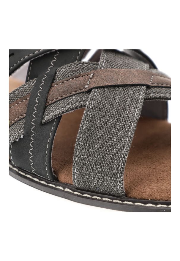 Czarne Klapki Wrangler Modne Obuwie Męskie. Okazja: na co dzień, na spacer. Kolor: czarny. Materiał: skóra, syntetyk. Wzór: paski. Sezon: lato. Styl: wakacyjny, elegancki, casual