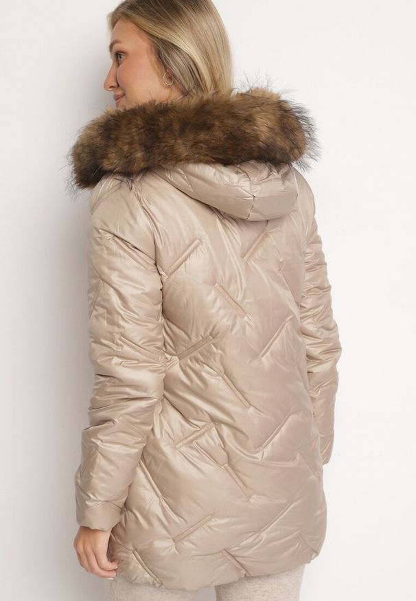Born2be - Beżowa Pikowana Kurtka z Kapturem i Odpinanym Futerkiem Sagisia. Okazja: na co dzień. Typ kołnierza: kaptur. Kolor: beżowy. Materiał: futro. Długość rękawa: długi rękaw. Długość: długie. Styl: casual, elegancki