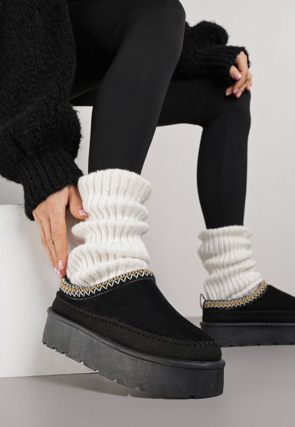 Born2be - Czarne Śniegowce Ocieplone na Platformie z Ozdobnym Wyszywaniem Reitenna. Okazja: na co dzień. Kolor: czarny. Materiał: jeans. Obcas: na platformie. Styl: casual, klasyczny, elegancki