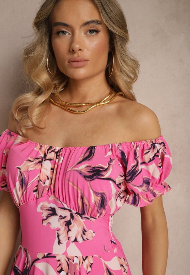 Renee - Fuksjowa Sukienka z Bawełną Rozkloszowana w Kwiatowy Print z Dekoltem Łódką Annirna. Okazja: na randkę, na co dzień. Typ kołnierza: dekolt w łódkę. Kolor: różowy. Wzór: kwiaty, nadruk. Typ sukienki: rozkloszowane. Materiał: bawełna. Długość rękawa: krótki rękaw. Sezon: lato, wiosna. Styl: casual, elegancki